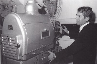 Herr Erich Lau bei seiner Arbeit als Filmvorführer im Schauburg Kino, Rendsburg
