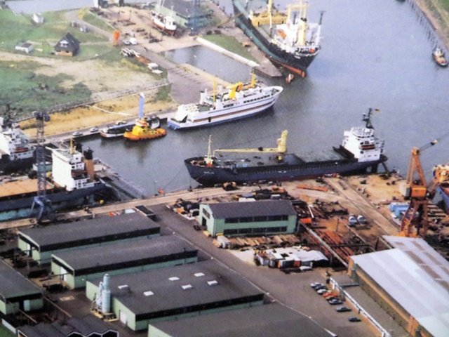 Luftaufnahme der ehem. Husumer Schiffswerft 1984 - Der Umbau der Sunflower ist weitgehend abgeschlossen