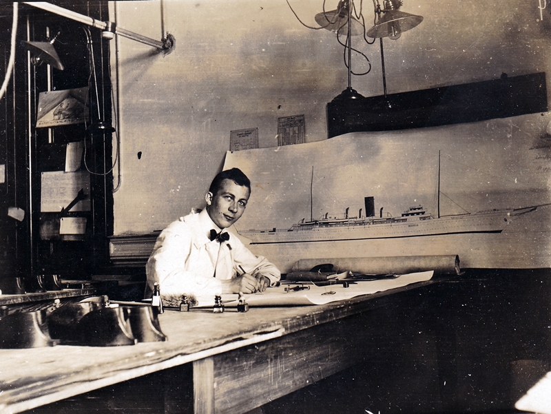 Technischer Zeichner einer deutschen Werft beim Erstellen einer Tuschezeichnung - ca. 1920er Jahre